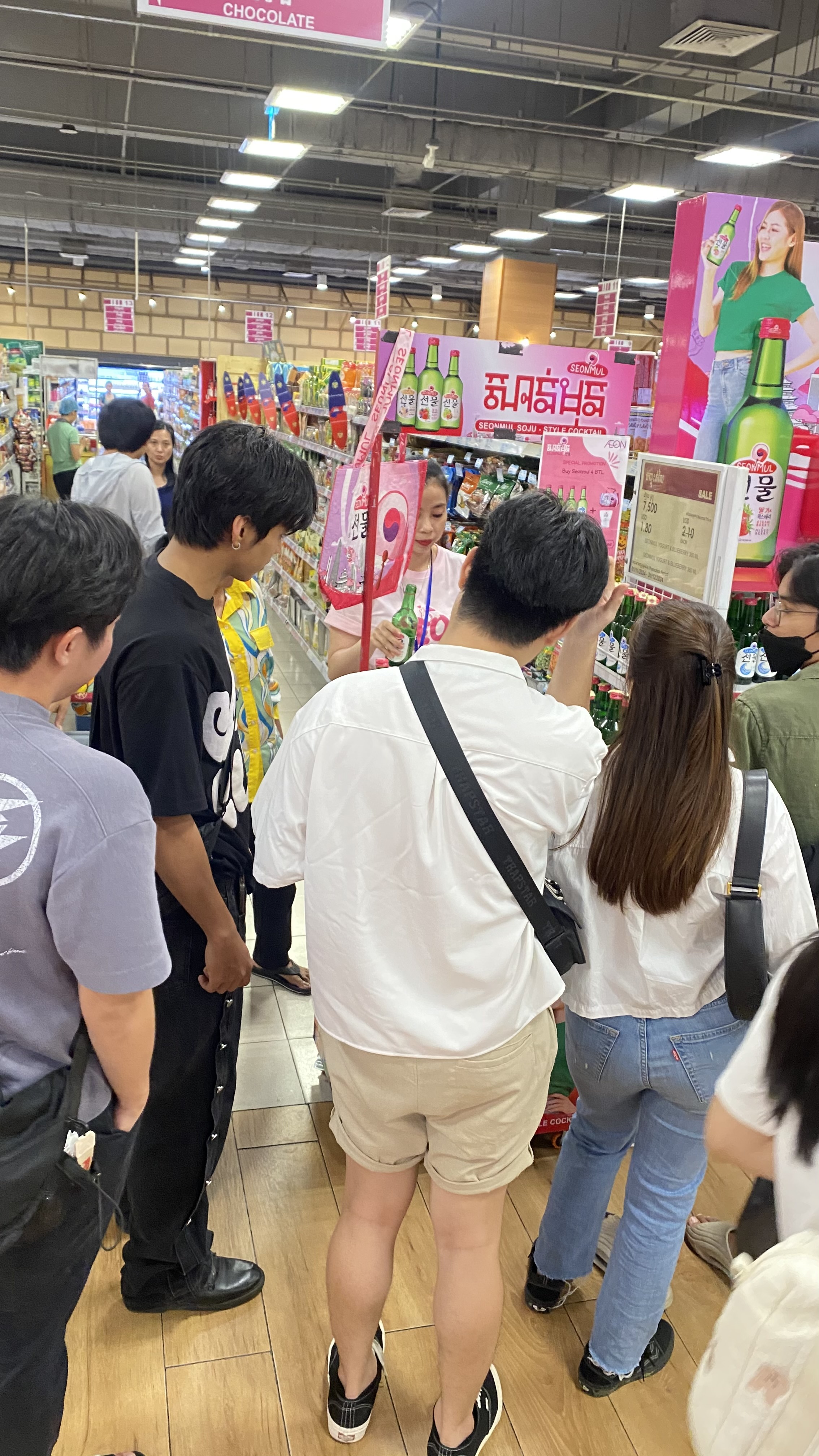 Wine enthusiasts enjoying Seonmul at AEON Mall 1 event by Siam Winery